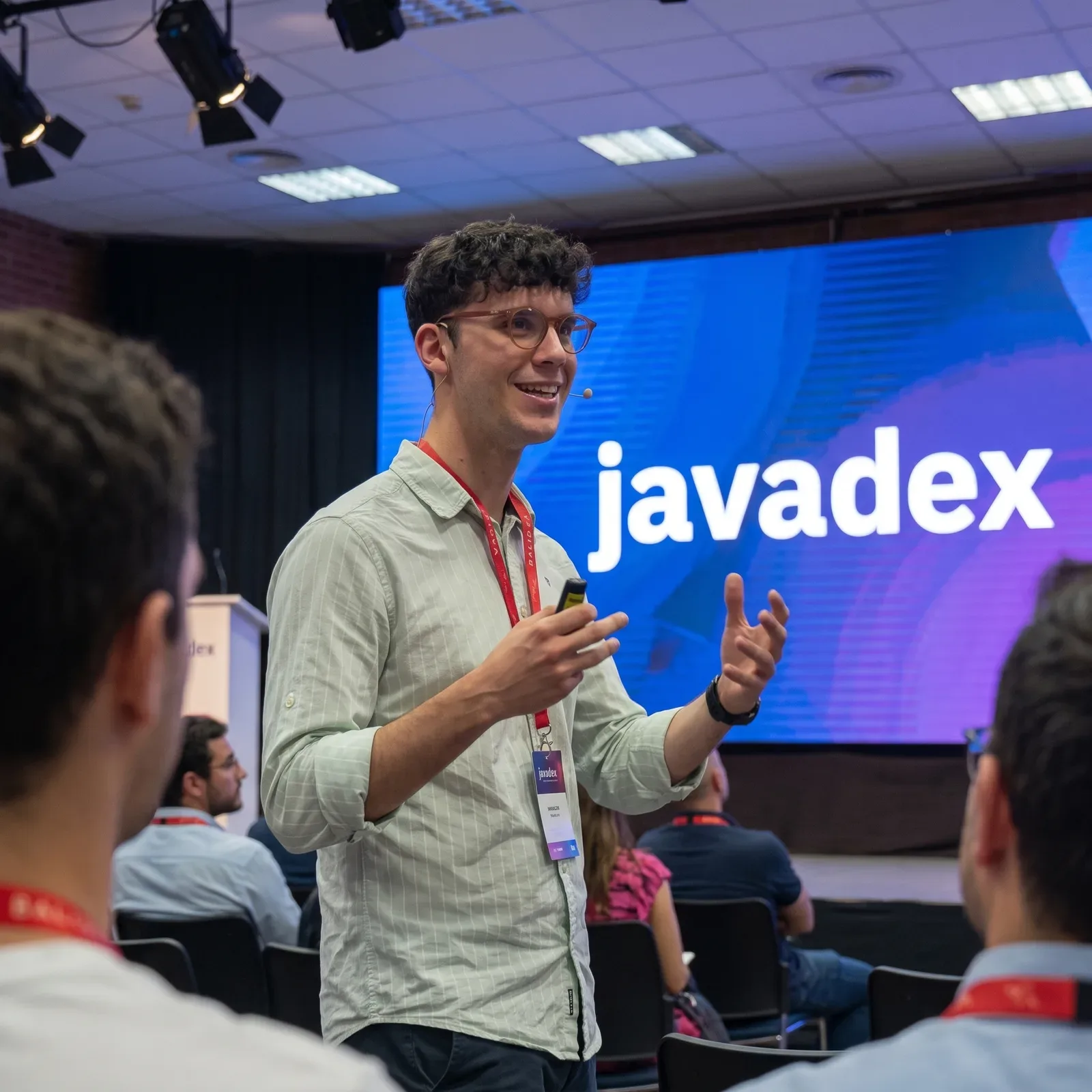 Javier Santos Criado formando a profesionales en una jornada de Javadex